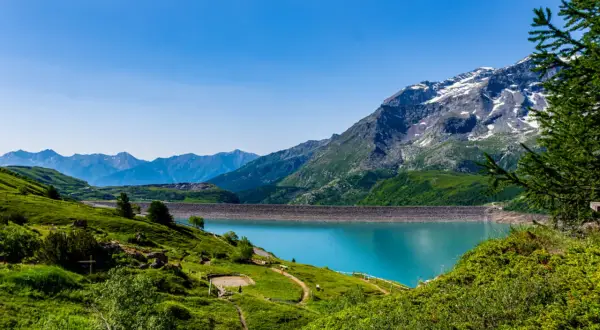 Paysage de montagne avec un lac turquoise, idéal pour savoir que visiter en Auvergne.