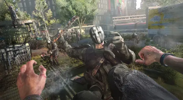 Gracz w grze Dying Light 2 poradnik walczy z przeciwnikiem w masce.