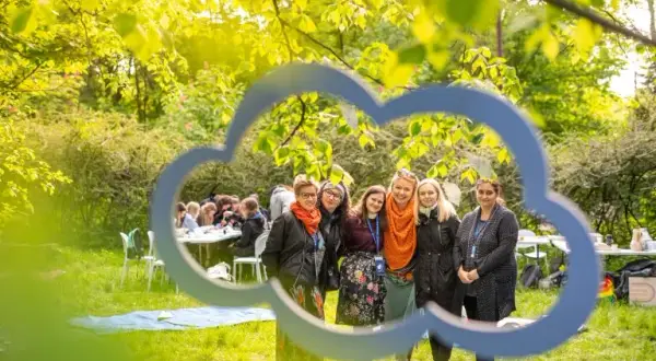 Czy uczniowie w szkole w chmurze mają obowiązkowe lekcje czy nie?