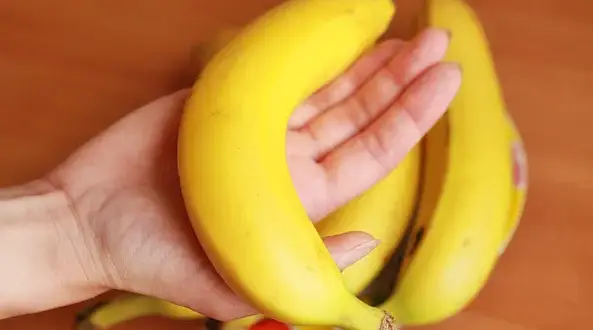 Ile kalorii ma banan? Czy tuczy? Wartości, IG i dieta