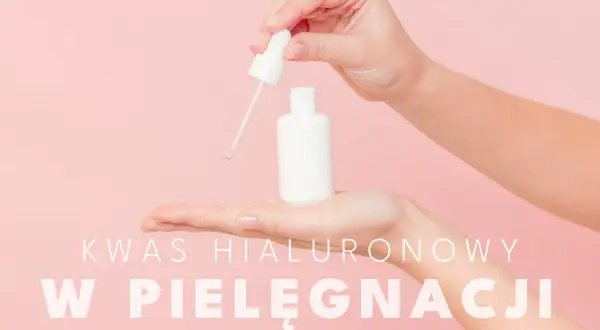 Dłonie trzymają białą buteleczkę z pipetką. Dowiedz się, jak przechowywać otwarty kwas hialuronowy, by zachował swoje właściwości.