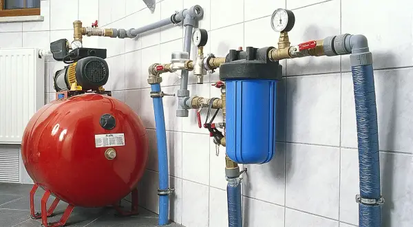 Schemat podłączenia hydroforu do studni: czerwony zbiornik, pompa, filtr wody i manometry.
