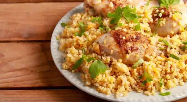 Delicioso plato de pollo con cuscús y perejil. Inspiración para tus recetas de cuscús.