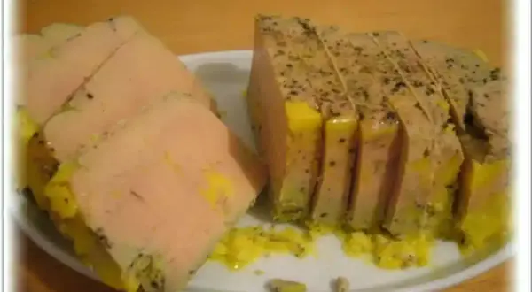 Tranches de foie gras en terrine, prêtes à être dégustées après cuisson au four. Un délice pour les fêtes.