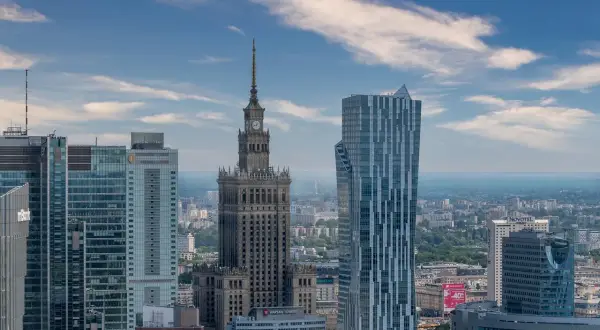 Warszawskie drapacze chmur, w tym Pałac Kultury i Nauki, prezentują panoramę najwyższych budynków w Polsce.