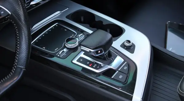 Palanca de cambios S tronic en Audi, que significa una transmisión automática de doble embrague para un cambio de marchas rápido y eficiente.