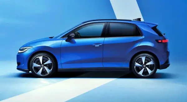 El nuevo Volkswagen ID.2, un coche eléctrico azul brillante, se presenta en un estudio con un fondo azul y líneas blancas.