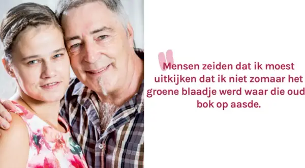 Een jonge vrouw met een bloemenjurk en een oudere man met een geruite blouse, die haar arm om haar heen slaat. Ze lijken verliefd, ondanks de waarschuwingen dat ze niet zomaar het "groene blaadje" moest worden voor de "oude bok".