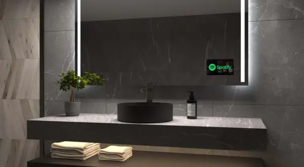 Nowoczesne lustro z telewizorem w łazience, wyświetlające Spotify.