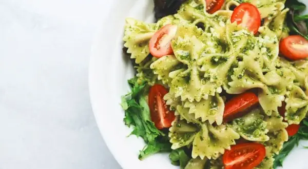 Pesto bazyliowe: Z czym jeść? Odkryj nowe smaki i inspiracje