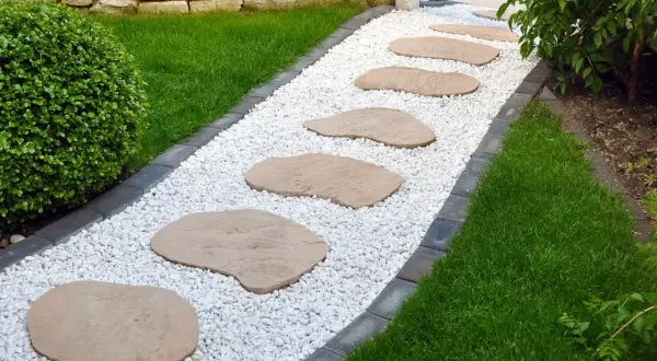 Jak wysypać kamienie ozdobne w ogrodzie? Poradnik krok po kroku