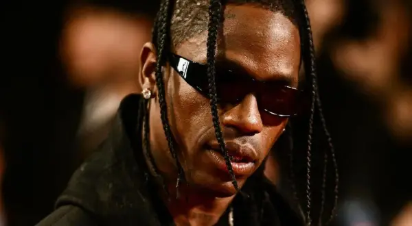 Travis Scott w okularach przeciwsłonecznych, z warkoczykami. Fani w Polsce czekają na jego koncert.