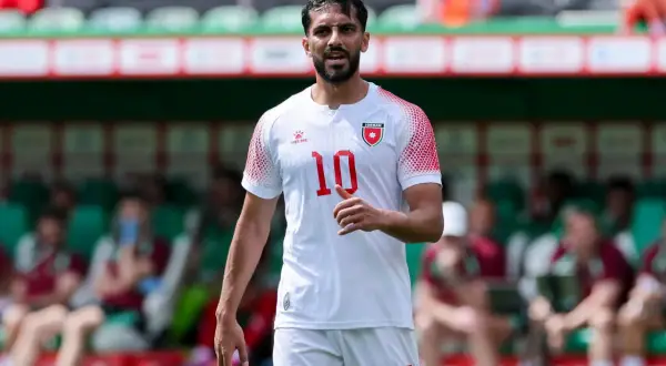 Piłkarz Jordanii z numerem 10 na koszulce, jeden z najlepszych piłkarzy, gotowy do gry.