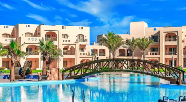 Basen i mostek w Sataya Resort Marsa Alam. Opinie o tym miejscu są zazwyczaj pozytywne, a widok zachęca do relaksu.