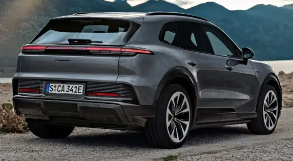 Szary Porsche Cayenne na tle gór. Sprawdź aktualną porsche cayenne cena i konfigurację.