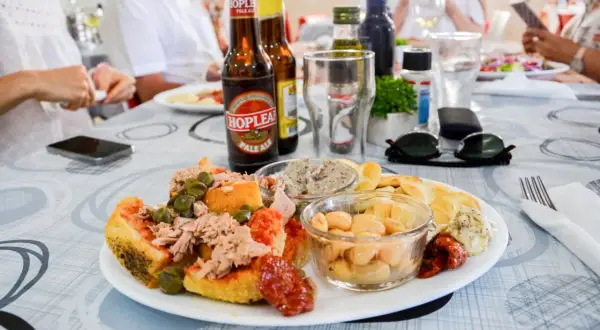 Pyszne jedzenie na Malcie: kanapki z tuńczykiem, fasola, pasty i lokalne piwo. Idealny posiłek na wakacjach.