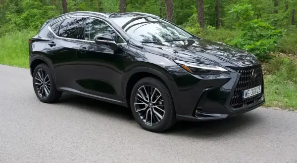 Czarny Lexus NX 350h na drodze leśnej. Ciekawi Cię jego lexus nx 350h spalanie?