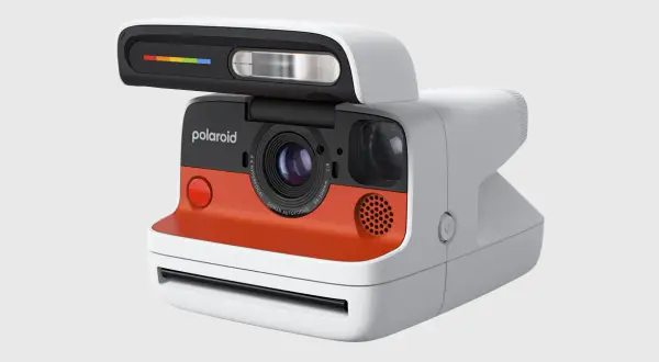 Nowoczesny aparat Polaroid, który pozwala na natychmiastowe odbitki. To jest właśnie Polaroid, co to za magia!