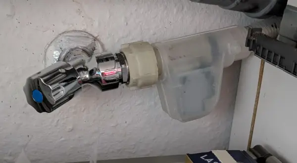 Wasserhahn mit Aquastop-Ventil. Mögliche aquastop defekt symptome: Tropfen, kein Wasserfluss.