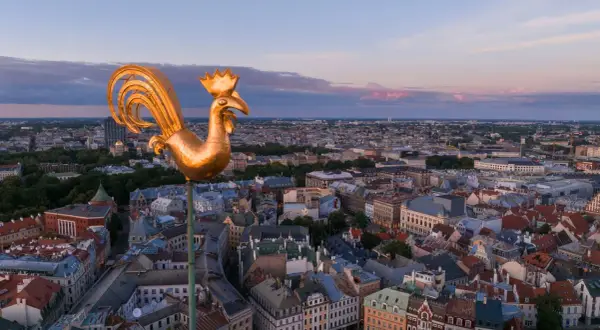 Złoty kogut na wieży kościoła, symbol miasta, góruje nad panoramą. Co oznacza kogut na wieży kościoła? Strażnik miasta.