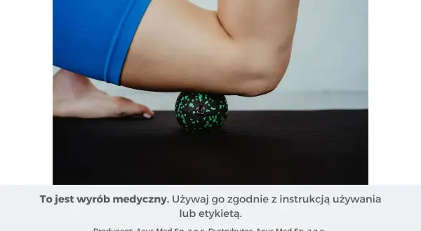 Masaż piłką rehabilitacyjną rozluźnia mięsień czworogłowy uda.