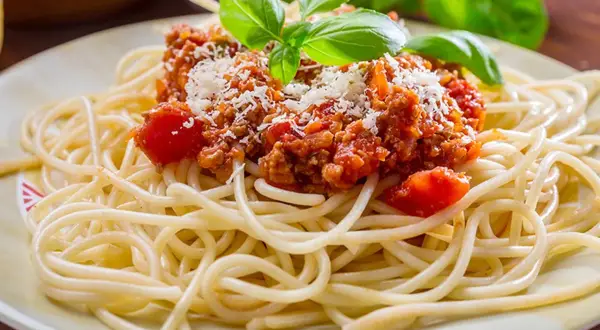 Spaghetti bolognese Pascala: prawda o autentycznym przepisie i kontrowersjach