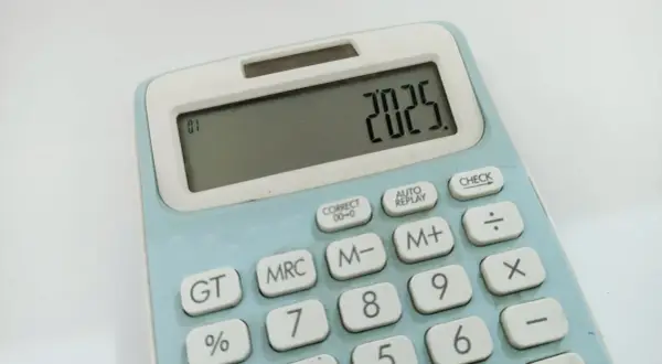 Kalkulator pokazuje 2025. To może być pomocne, gdy zastanawiasz się, jak obliczyć urlop przy wypowiedzeniu.