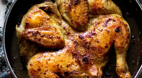 Pollo alla diavola succulento e dorato, cotto in padella con spezie piccanti. Un classico irresistibile.