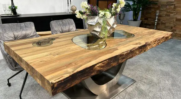 Ein einzigartiger runder oder eckiger Esstisch aus massivem Holz mit Glasinlays und einem modernen Metallfuß.