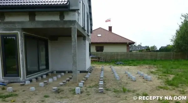 Głębokość słupków pod taras w Polsce: uniknij błędów i mrozu!