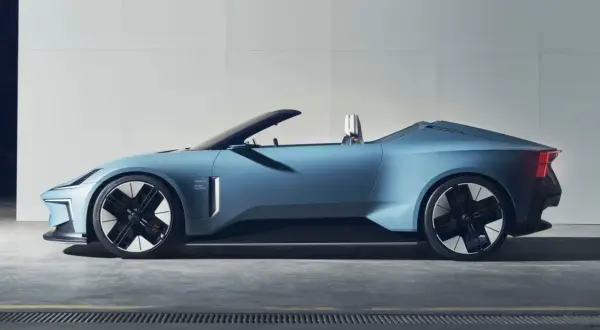 Blå Polestar 6 cabriolet med sportiga fälgar, en dröm för framtiden.