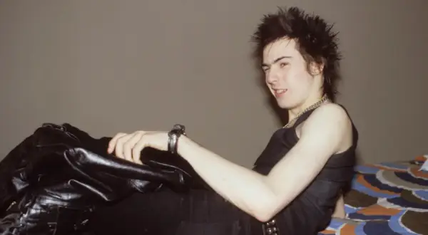 Sid Vicious, ikona zespołu Sex Pistols, w skórzanej kurtce i z charakterystyczną fryzurą.