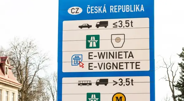 Znak informuje o opłatach drogowych w Czechach. Sprawdź, ile kosztuje winieta na Czechy dla pojazdów do 3,5t i powyżej.
