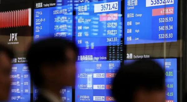 JPX, japoński rynek akcji, pokazuje dane z giełdy. Widoczne są indeksy Nikkei 225 i TOPIX, a także dane o wolumenie obrotu.