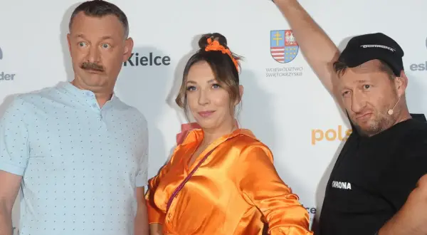 Kabaret Nowak skład: Robert Motyka, Joanna Kołaczkowska i Bartosz Gajda pozują do zdjęcia.