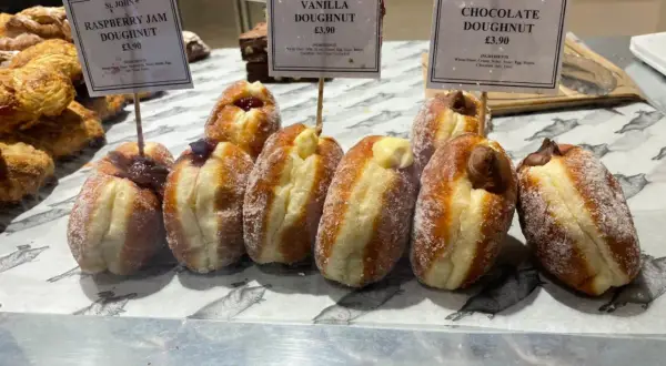 Pyszne pączki z dżemem malinowym, wanilią i czekoladą – tradycyjne jedzenie w Londynie.
