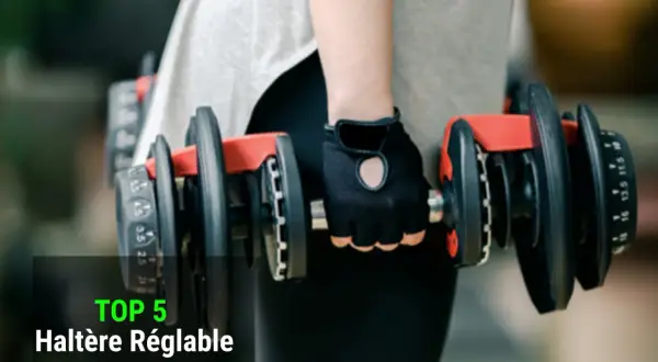 Main d'une personne portant un gant de musculation, tenant un haltère réglable pour un exercice.