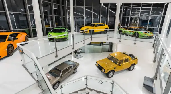 Wnętrze muzeum Lamborghini: lśniące, nowoczesne, z wieloma kultowymi modelami, od sportowych coupe po terenowe SUV-y.