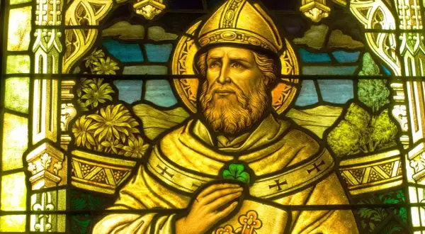 Vitral de San Patricio, con su trébol verde, celebrando el día de San Patricio.