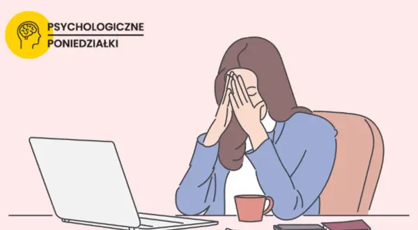 Kobieta z rękami na twarzy siedzi przy biurku z laptopem i kubkiem.