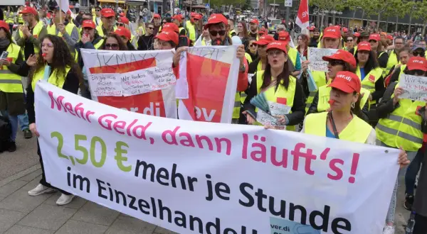 Demonstranten im Einzelhandel fordern 2,50 € mehr Lohn pro Stunde. Ein Streik im Handel ist im Gange.