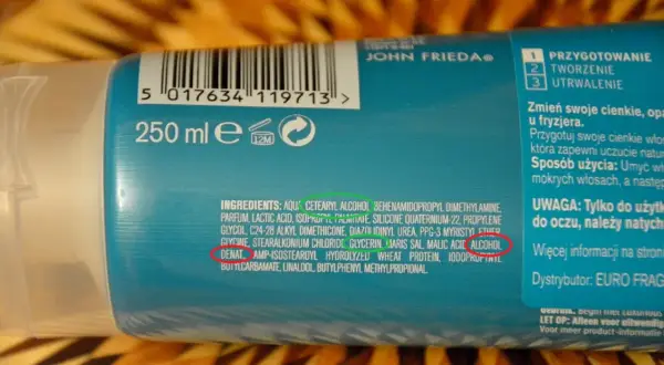 Skład kosmetyku John Frieda zawiera alkohol, np. Cetearyl Alcohol i Alcohol Denat.