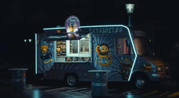 Food truck "Zatachitas" nocą, z neonami i zabawnymi grafikami. Idealny pomysł na dofinansowanie na food trucka!