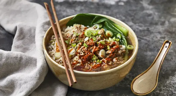 En skål med nudlar, köttfärs, grönsaker och chilidressing. Ett enkelt ramen recept att prova.