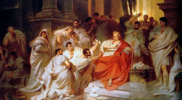 Senat Rzymu w białych togach, z Cezarem w czerwonej szacie, symbolizującym potęgę SPQR.