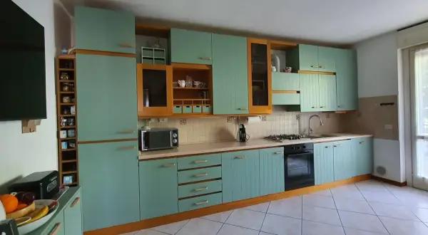 Cucina con ante in legno verniciate di azzurro, un progetto di restyling per rinnovare l'aspetto.