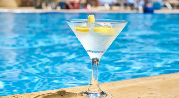 Orzeźwiający martini przy basenie, idealny na upalne dni. Prosty martini przepis na lato.