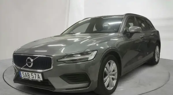 Grå Volvo V60 D4, en elegant kombi med modern design, redo för nya äventyr.