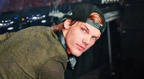 Avicii, młody DJ, w czapce i słuchawkach, którego nagła śmierć wstrząsnęła światem muzyki.
