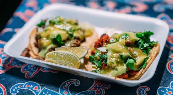 Tacos succulenti con salsa verde e lime, un assaggio dei migliori posti dove mangiare a San Diego.